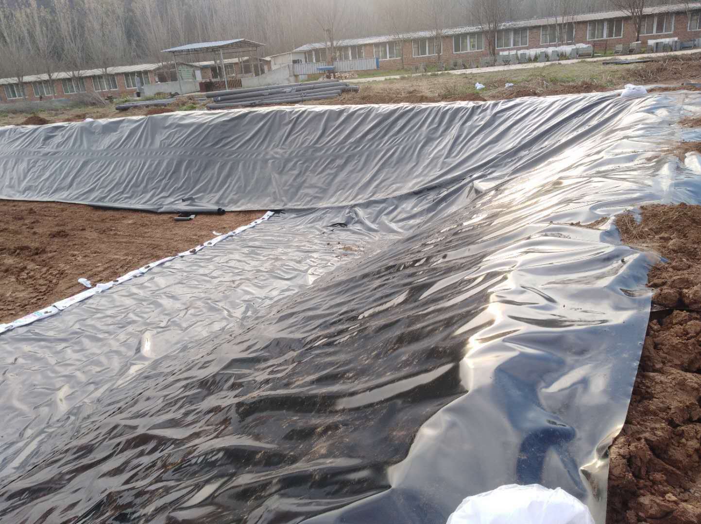 土工膜養(yǎng)殖如何設置防逃設施?